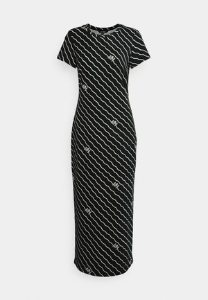 Sort maxikjole med korte ærmer og diagonale hvide bølgede striber samt små hvide "LRL"-logoer spredt ud over stoffet.