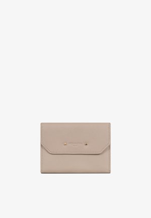 Lichtbeige leren portemonnee met een klep die wordt gesloten door twee gouden studs, met subtiel geperst merklogo aan de voorkant.