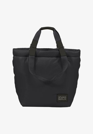 Zwarte gewatteerde totebag met dubbele stoffen handvatten, verstelbare schouderbanden en een rechthoekige vorm. Bevat een logo-patch aan de voorkant.