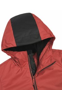 Rode en zwarte hoodie met een ritssluiting aan de voorkant, met een textuur in de binnenvoering en een contrasterende zwarte streep op de capuchon.