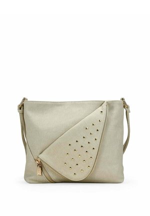 Bolso bandolera beige con tachuelas en tono dorado sobre una solapa doblada y un detalle de cremallera, con una correa ajustable para el hombro.