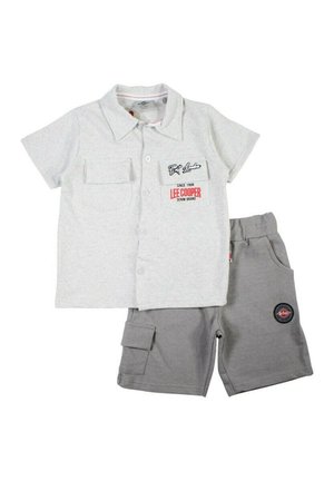 Chemise à manches courtes gris clair avec poches poitrine et short gris avec poche latérale et écussons du logo Lee Cooper.