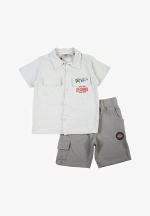 Chemise à manches courtes gris clair avec poches poitrine et short gris avec poche latérale et écussons du logo Lee Cooper.