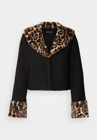 Casaco preto cropped com um colarinho e punhos de pelo sintético com padrão de leopardo. Tecido texturizado com fecho frontal trançado.