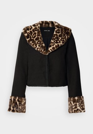 Schwarze cropped Jacke mit einem Leopardenmuster aus Kunstpelz an Kragen und Ärmeln. Strukturiertem Stoff mit geflochtenem Frontverschluss.