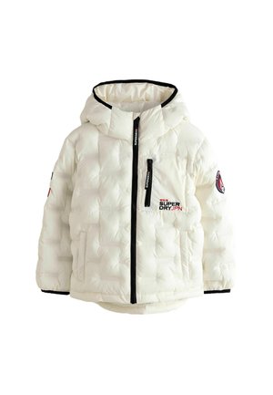 Chaqueta acolchada blanca con capucha, que presenta cremalleras y ribetes negros, y acentos de logo en el pecho y la manga. Dos bolsillos laterales.