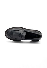 Mocasín de cuero negro con un acabado suave, que presenta una puntera redondeada, costuras decorativas y una suela de goma texturizada para mayor agarre.