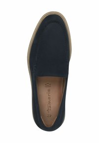 Marinblå läderloafers med en slät yta, rund tå och tanfärgad gummiså sole. Har diskret sömnad och präglad logotyp.