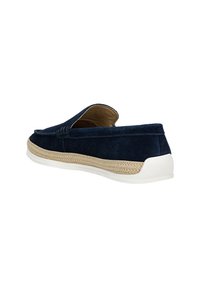 Navy suède instap schoen met een geweven jute tussenzool en een witte rubberen zool, met een ronde neus en minimale stikseldetails.