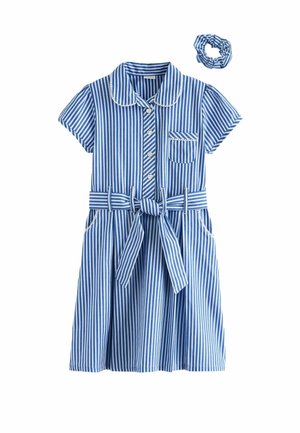 Blau-weiß gestreiftes Kleid mit kurzen Ärmeln, Kragen, Knöpfen an der Vorderseite, einem gebundenen Taillengurt, Seitentaschen und passendem Scrunchie.