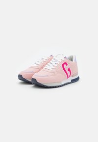 Baskets de sport roses avec tige en maille et synthétique, lacets blancs et un audacieux logo "G" rose. Elles présentent une semelle extérieure marine et des accents lilas.