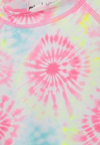 Camiseta para niño pequeño con espirales teñidas en rosa, azul y amarillo, y costuras rosas alrededor del escote, etiquetada para edades de 3 a 4 años.