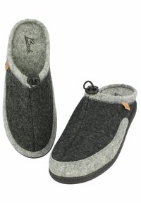 Grijze wollen slippers met een zachte vilttextuur, voorzien van een zwarte accent en een verstelbare toggle. Instapontwerp met een getextureerde zool.