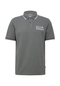 Grijs poloshirt met een contrasterende witte kraag en mouwen. Bevat een Ford Mustang-logo in het wit op de borst. Korte mouwen, casual fit.