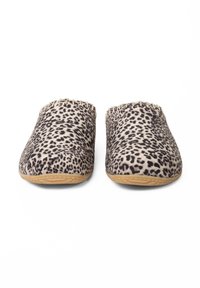 Luipaardprint pantoffels met een zachte stoffen bovenkant, tan rubberen zool en franjes rond de opening. Rond neusontwerp.