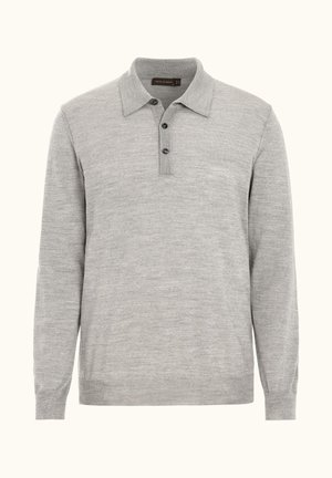 Hellgraues, langärmeliges Strick-Poloshirt mit drei schwarzen Knöpfen, gerippten Bündchen und Kragen vor einfachem Hintergrund.