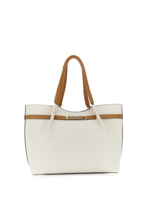 Borsa a mano color crema con manici intrecciati color cuoio e una fascia orizzontale color cuoio con una targhetta metallica con il logo al centro.