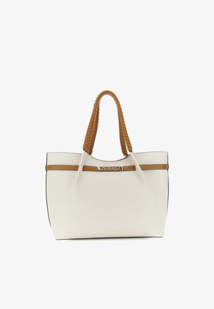 Cremefarvet mulepose med flettede brune håndtag og en vandret brun rem med en metal logo-plade i midten.