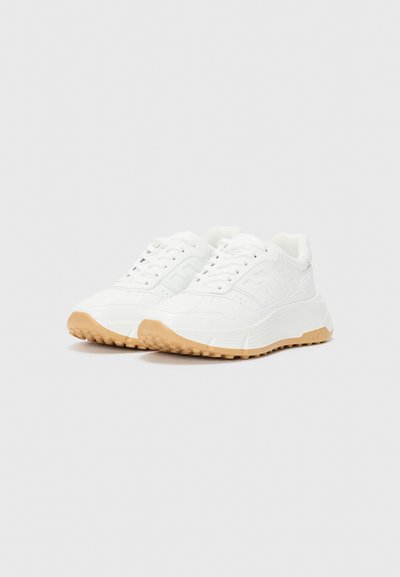 Sneaker da uomo bianche con un design chunky, superiore in sintetico testurizzato e suola in gomma con battistrada a motivo.