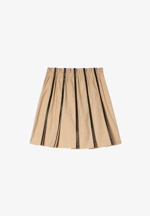 Beige plooirok met zwarte horizontale strepen, elastische tailleband en een zachte textuur. De lengte valt boven de knie. Geen zichtbare sluitingen.