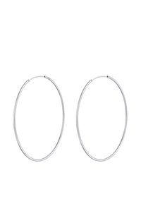 Sidabriniai lankelio formos auskarai, turintys lygią, blizgią tekstūrą ir atvirą dizainą, pasižymintys plonu apskritimo formos siluetu be puošmenų.