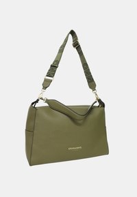 Borsa in pelle verde oliva con una texture liscia, manico superiore e tracolla regolabile con lettering nero. Dettaglio del logo dorato sul davanti.
