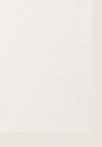 Freddy CON BORCHIE E SCOLLO A V - Camiseta estampada - star white