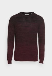 Burgundy stickad tröja med rund halsringning, långa ärmar, texturerat mönster och ribbade mudd och nederkant. Liten märkesetikett på sidan.