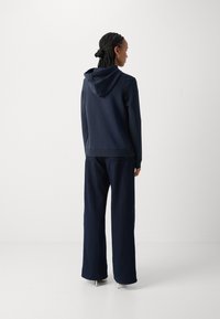 Marc O'Polo LONG SLEEVE HOODED LOGO PRINT - Camisola - deep blue sea