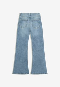 Lysblå klokkeformede jeans lavet af denim, med to baglommer og en talje. Stoffet har et let struktureret mønster.