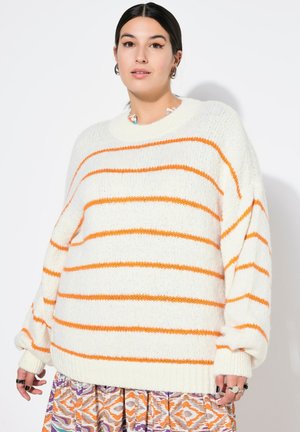Bílý oversized svetr s oranžovými horizontálními pruhy, s ribbovaným výstřihem a manžetami. Měkká textura, uvolněný střih.