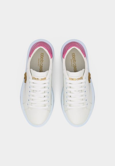 Ζευγάρι λευκά δερμάτινα αθλητικά παπούτσια με ροζ υφή στους πίσω ιμάντες, χρυσό λογότυπο στη γλώσσα και χρυσό έμβλημα λιονταριού στις εξωτερικές πλευρές.