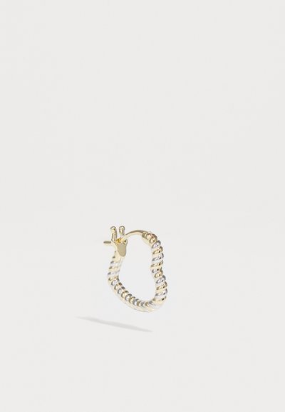 Orecchini a cerchio color oro con un design torcigliato, caratterizzati da una superficie liscia e un fermo sicuro. Forma compatta e leggera, adatta per un uso quotidiano.