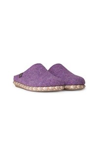 Violet villasukat, joissa on minimalistinen muotoilu, pehmeä tekstuuri ja punottu luonnonkuitupohja. Ei näkyviä kiinnityksiä tai kuvioita.