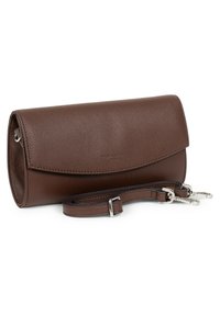 Borsa a mano in pelle marrone con finitura texture, chiusura a pattina e tracolla rimovibile con hardware in argento. Forma compatta e rettangolare.
