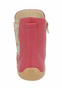 Rosa Leder-Stiefelette mit floralem Stoffeinsatz, rundem Zehenbereich und seitlichem Reißverschluss. Strukturierte Oberfläche mit kontrastierenden Nähten und einer beigen Sohle.