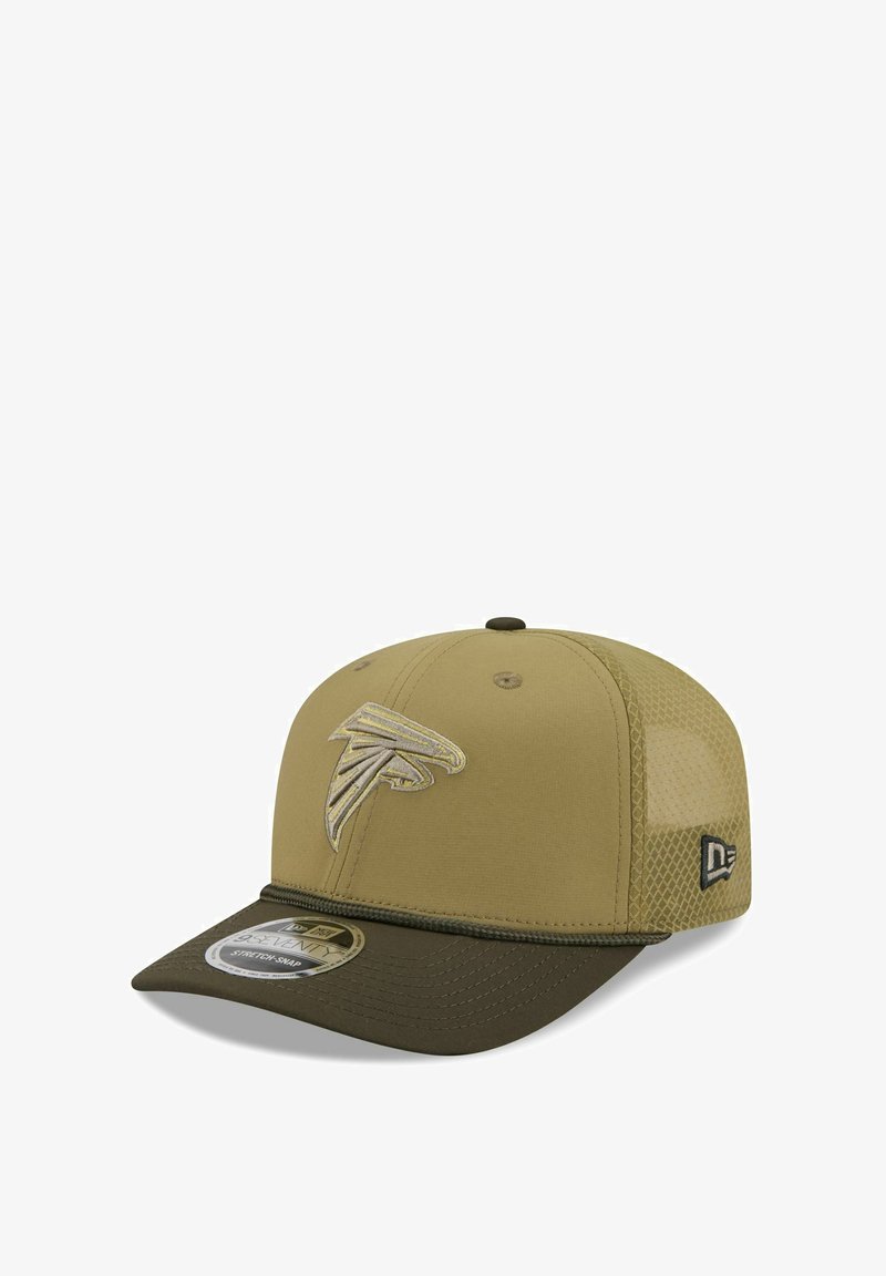 Olivgrüne Kappe mit einem dunkelgrünen Schirm. Mit einem erhobenen Falken-Logo in goldener und hellgrauer Stickerei. Netzseitenteile zur Belüftung.