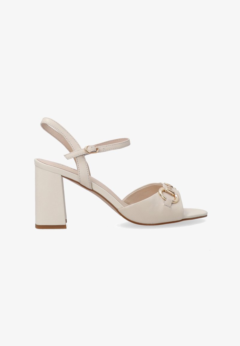 Beige Leder Sandalen mit Absatz, quadratischer Zehenpartie, Blockabsatz und Knöchelriemen. Sie verfügen über eine goldene Akzent-Schnalle auf der Vorderseite.