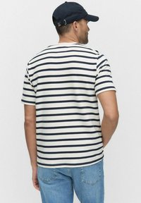 Stribet kortærmet t-shirt i hvid og marineblå, lavet af bomuld, med rund halsudskæring og en afslappet pasform.