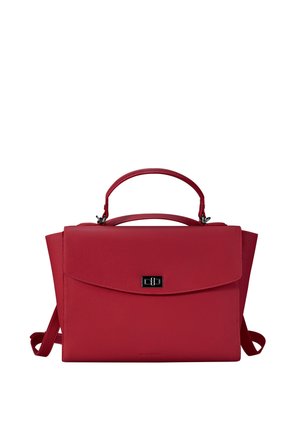 Sac à main en cuir rouge texturé avec poignée supérieure, fermeture à rabat, serrure tournante argentée et bandoulières amovibles sur fond blanc.