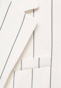 Tissu blanc à fines rayures verticales bleues, avec des revers nets et un détail de poche, présentant une texture lisse et un design ajusté.