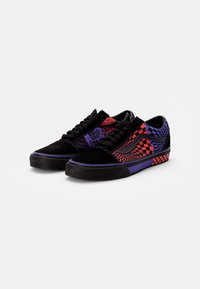 Adidași negri din suede cu accente colorate în roșu și violet, talpă neagră contrastantă și grafică texturată pe laterale.