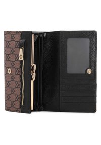 Portafoglio bifold con un interno in pelle nera e un esterno a motivo marrone. Include scomparti per carte, una tasca con zip e una finestra per l'ID trasparente.