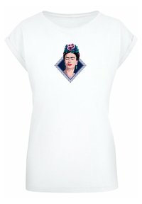 Hvid bomulds t-shirt med rund hals, prydet med et farverigt illustreret portræt omgivet af en blå diamant og blomsterdetaljer.