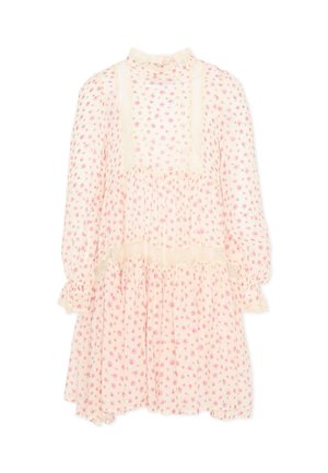 Sukienka w kremowym kolorze z długim rękawem, ozdobiona różowym wzorem róż, z wysokim marszczonym kołnierzem, koronkowymi panelami oraz marszczoną spódnicą i mankietami.