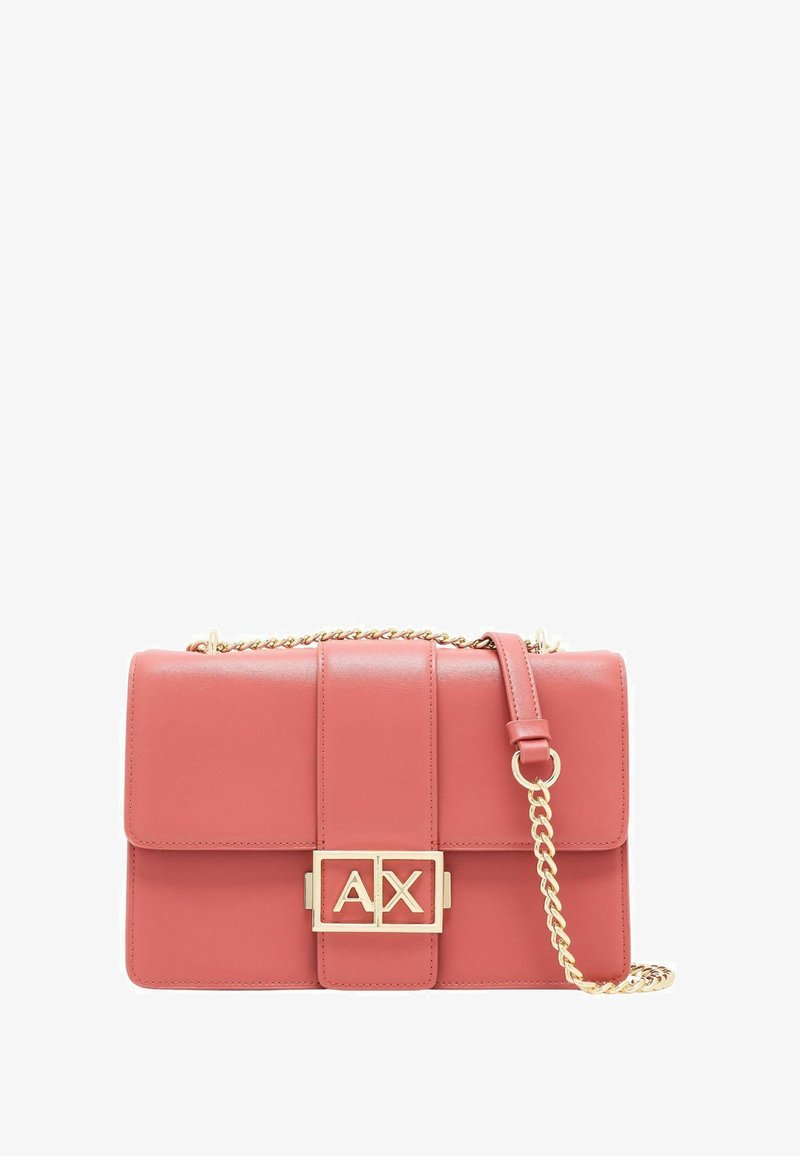 Borsa a tracolla in finta pelle rosa con tracolla in catena dorata, patta frontale e logo AX impresso su un fermo rettangolare.