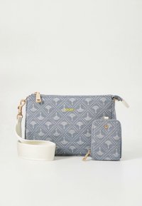 Modrá kabelka přes rameno s vzorem a odpovídající malá taštička s bílým nastavitelným popruhem a kováním ve zlaté barvě na bílém pozadí.