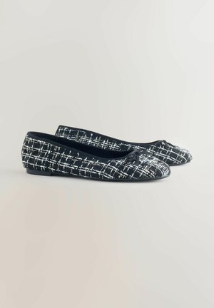 Baletă cu un material țesut alb și negru care prezintă un model în grilă. Vârf rotunjit și margine minimă în negru. Talpă plată.