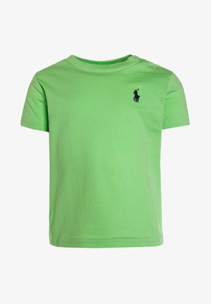 Camiseta verde de manga corta para niño pequeño con cuello redondo y pequeño logo de jugador de polo en azul marino en el pecho izquierdo.
