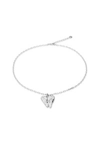 Cadena de plata con un colgante en forma de hoja con detalles intrincados, acabado pulido y longitud ajustable.